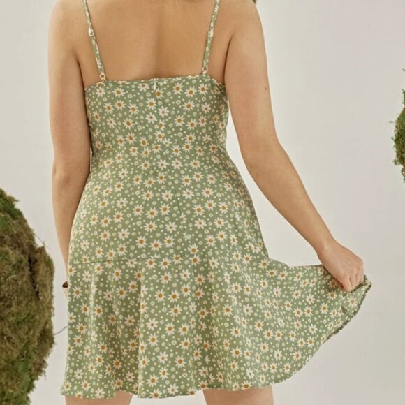 SHEIN Plus Tie Front Ruffle Hem Ditsy Floral Peekaboo Dress Size 4XL NWOT - Picture 2 of 6